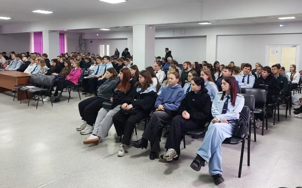 Студентам железнодорожного техникума в Брянске рассказали о правилах безопасности на железной дороге