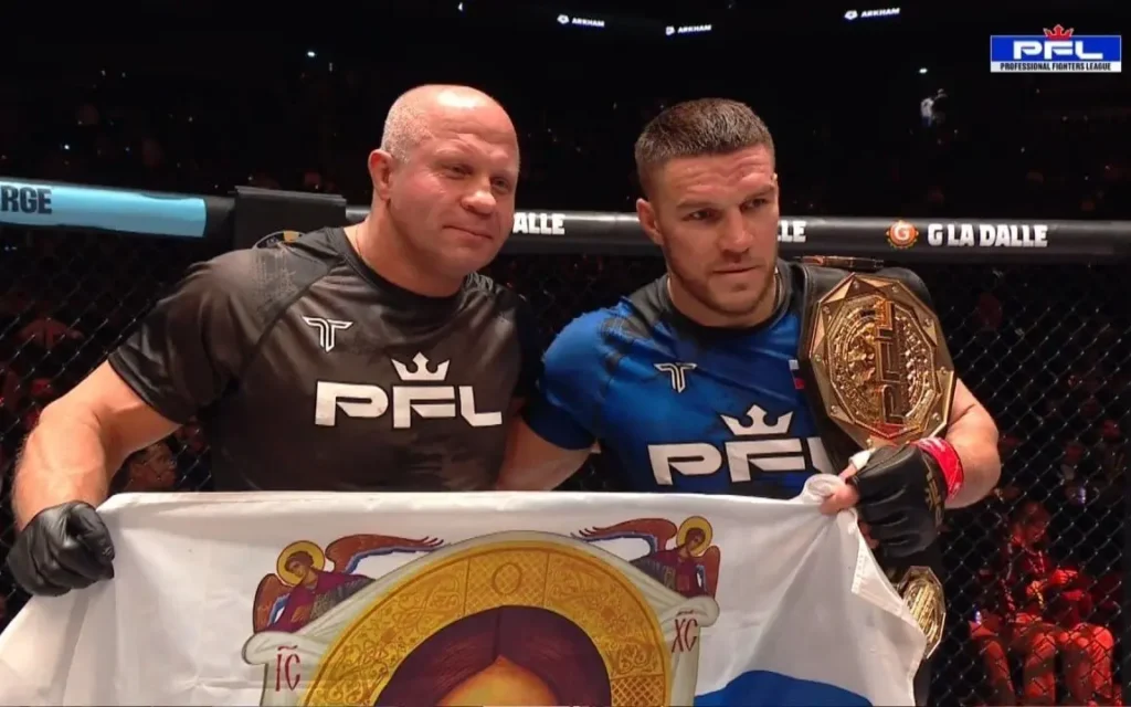 Россиянин за 4 минуты задушил бразильского гиганта и завоевал титул PFL