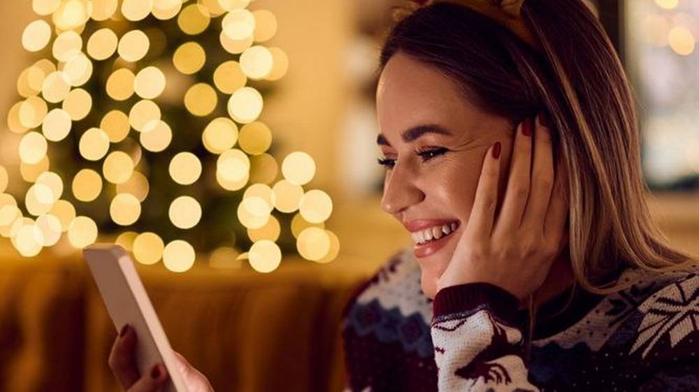 Брянцы могут поздравить близких новогодними ИИ-открытками