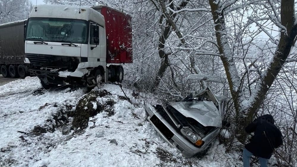 Под Брянском на заснеженной трассе произошло ДТП с легковушкой и фурой