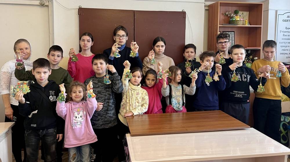 В Сельцовской школе дети изготовили рождественские подарки воинам