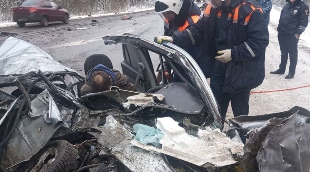 Под Навлей на трассе произошло серьёзное ДТП с тремя автомобилями