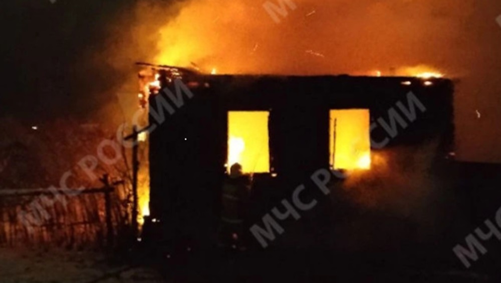 В Трубчевском районе при пожаре в жилом доме 49-летняя женщина получила ожоги