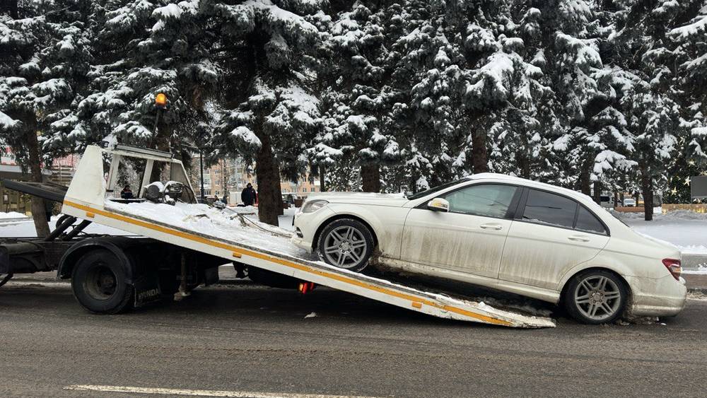 Из центра Брянска во время «Губернаторской елки» увезли «Мерседес»