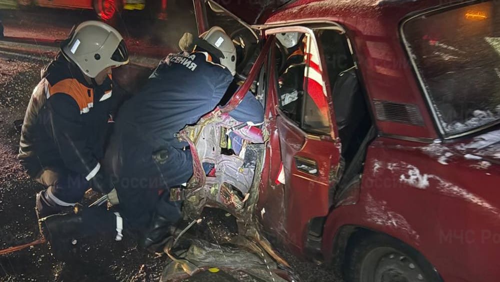 Под Карачевом спасатели извлекли человека из попавшего в ДТП автомобиля