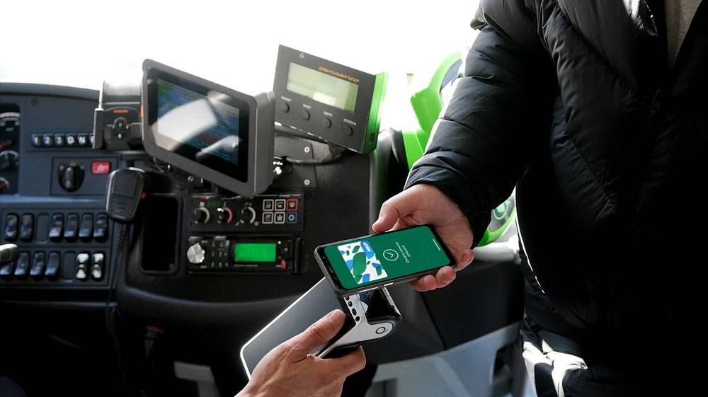 С помощью загруженной в смартфон карты «Мир» брянские пассажиры уже сэкономили 6 млн рублей