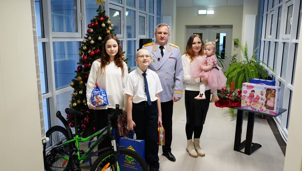 Глава брянской полиции исполнил новогоднюю мечту мальчика из многодетной семьи