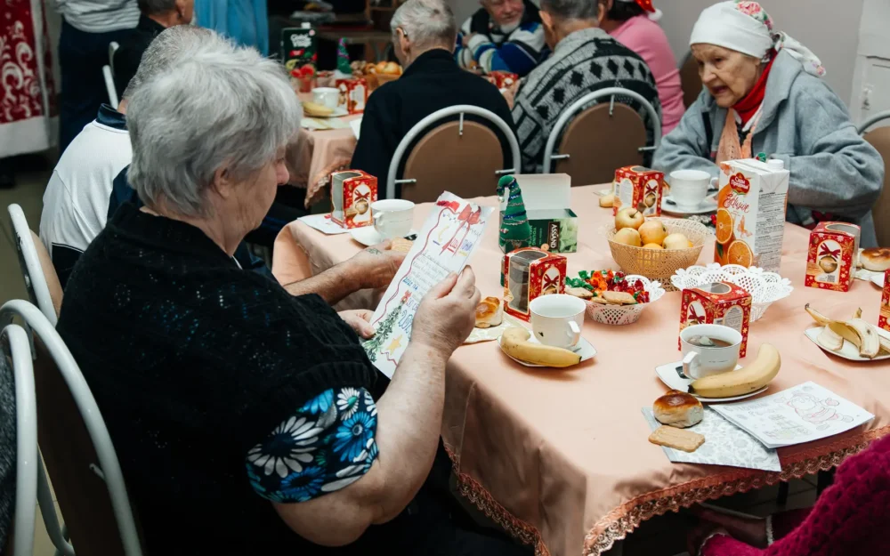 Одиноких пожилых людей в брянской глубинке поздравили с наступающим Новым годом
