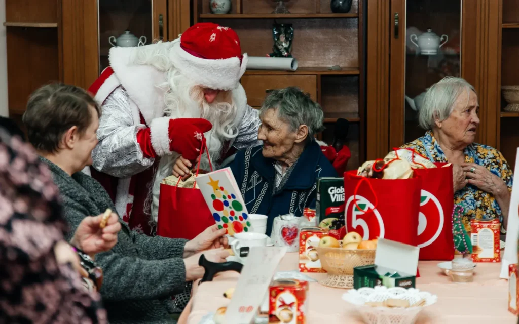 Одиноких пожилых людей в брянской глубинке поздравили с наступающим Новым годом