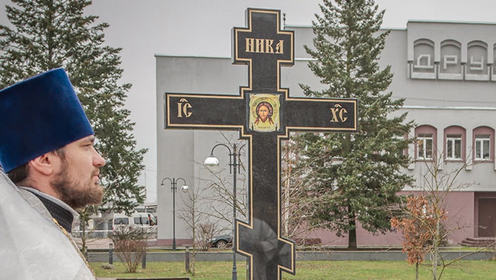 В Брянске на Славянской площади открыли памятный крест защитникам Отечества