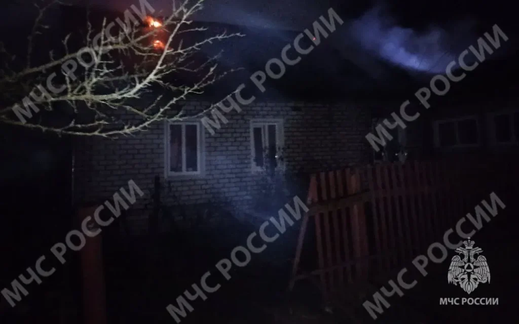 В Дятькове Брянской области сгорели жилой дом и гараж