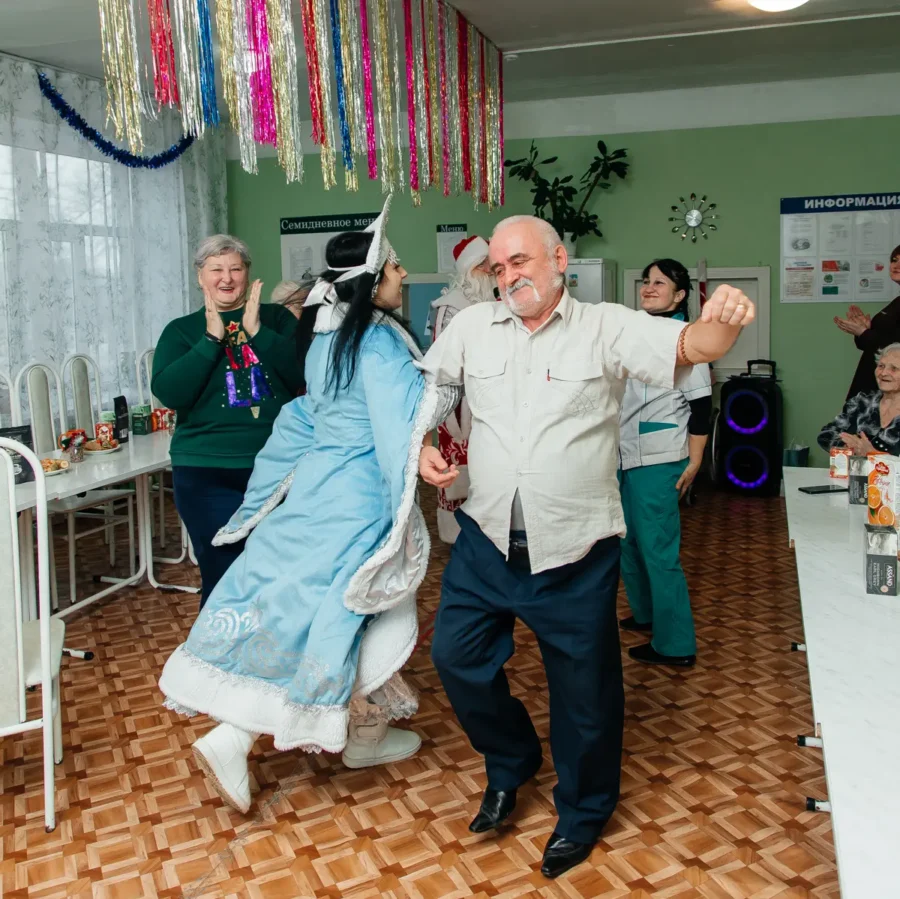 Одиноких пожилых людей в брянской глубинке поздравили с наступающим Новым годом