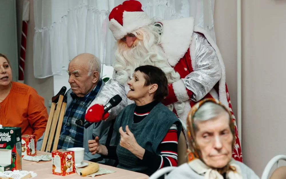 Одиноких пожилых людей в брянской глубинке поздравили с наступающим Новым годом