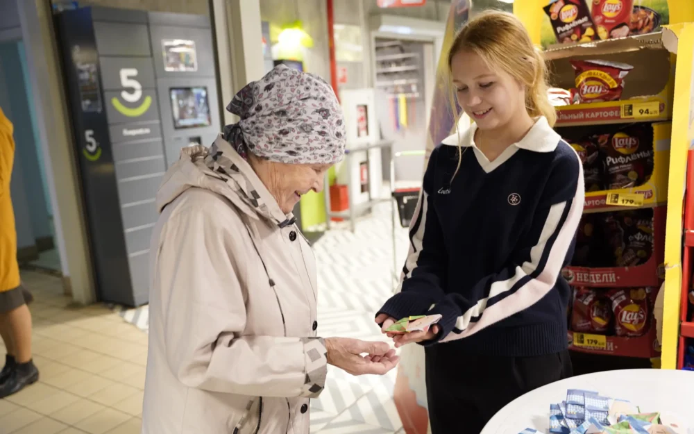 130 поводов для счастья: «Пятёрочка» посвятила осень старшему поколению