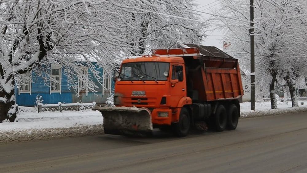 В Брянске дорожники из-за снегопада перешли на работу в усиленном режиме