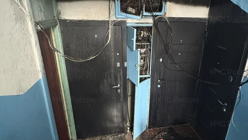 В Брянске из горевшей многоэтажки эвакуировали 4 жильцов, одного человека спасли