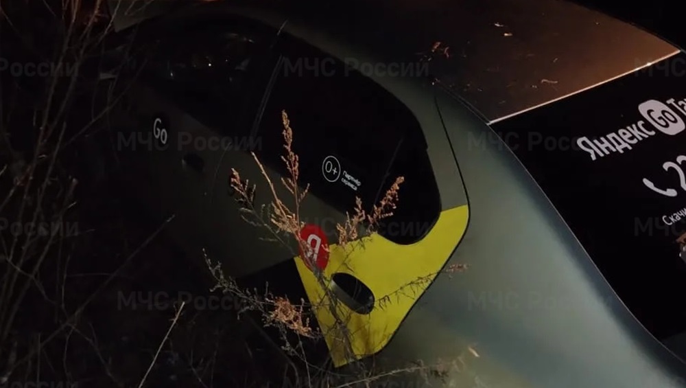 Под Выгоничами спасатели извлекли человека из попавшего в ДТП такси