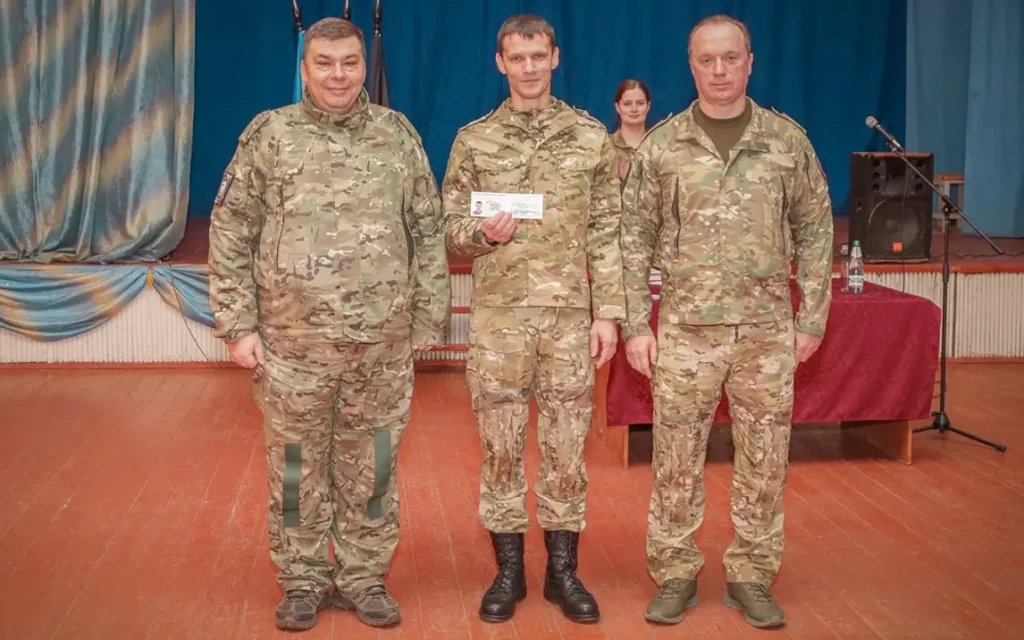 Сотрудник брянской мэрии получил удостоверение ветерана боевых действий