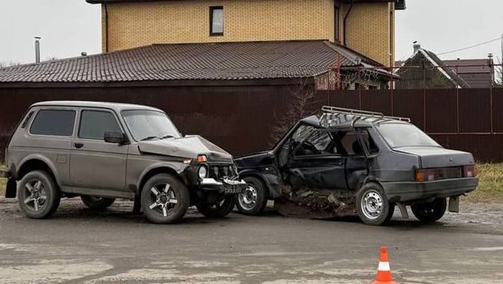 В Дятькове в ДТП с двумя ВАЗами пострадали водитель и пассажирка
