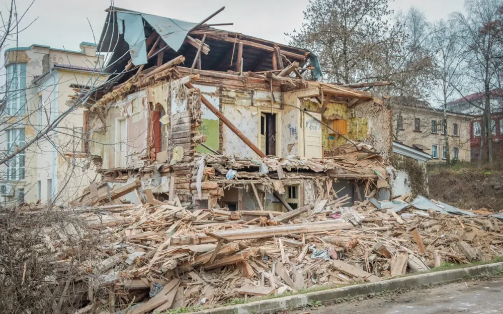 В историческом центре Брянска приступили к сносу аварийного 100-летнего дома