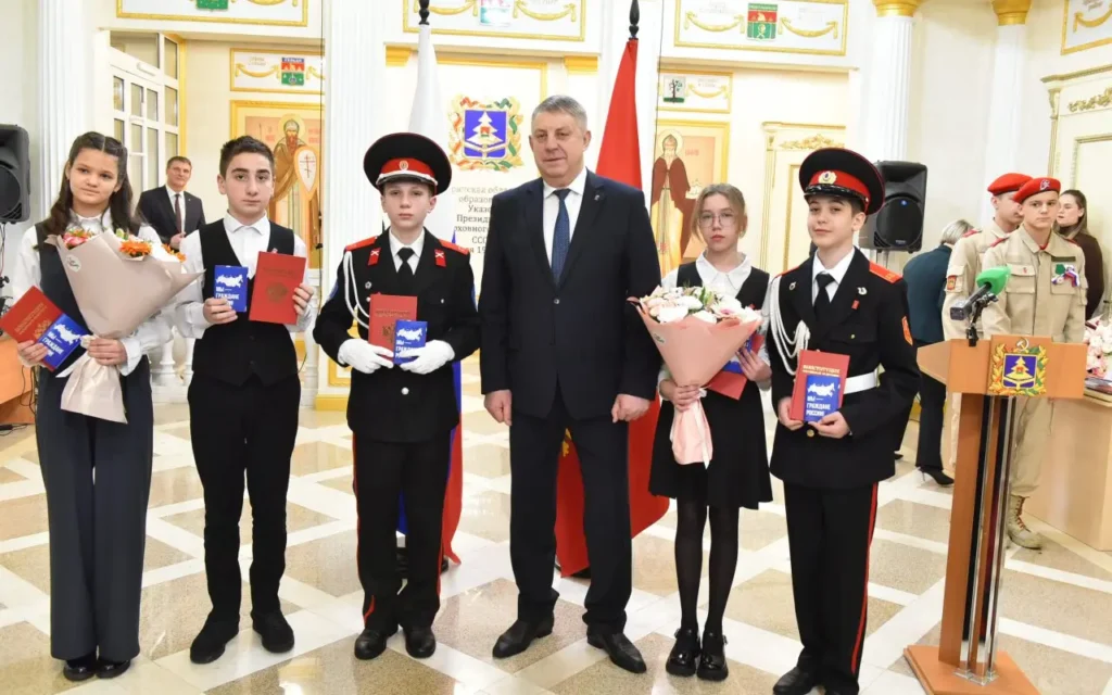 Александр Богомаз в День Конституции вручил паспорта юным брянцам