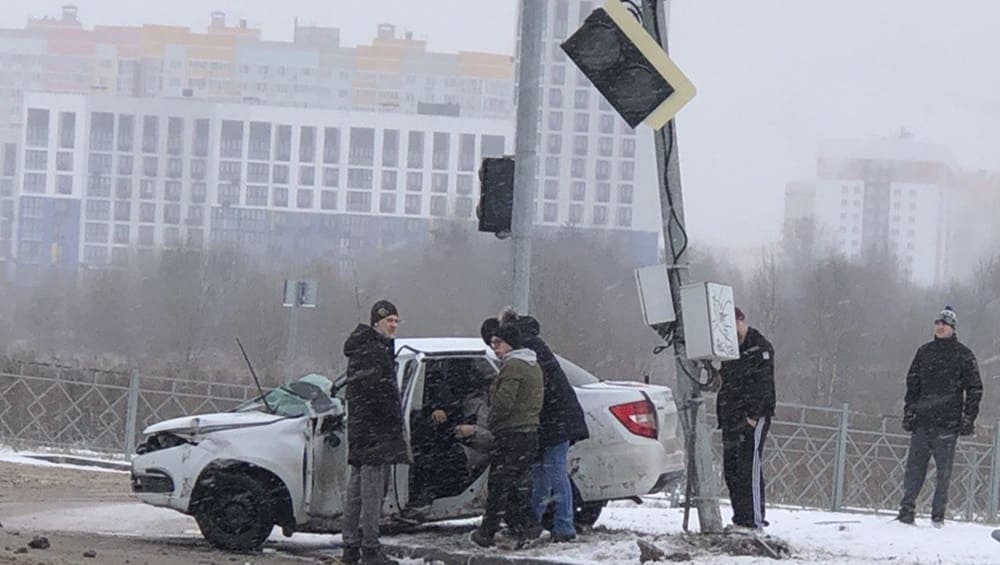 В Брянске на дороге по улице Ильи Иванова легковушка врезалась в светофор