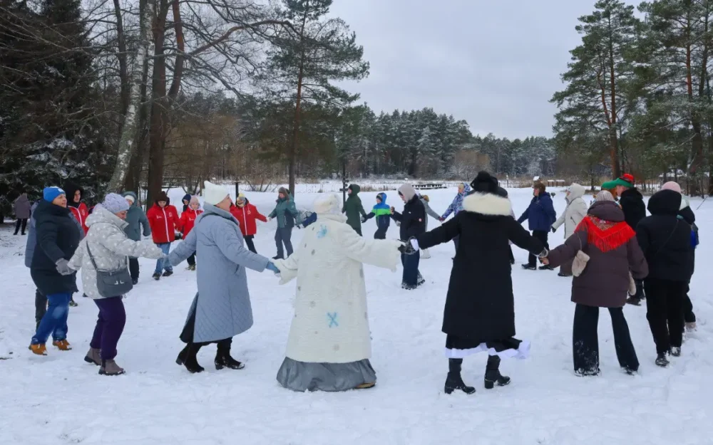 Волонтёры нарядили заповедную ёлку в «Брянском лесу»