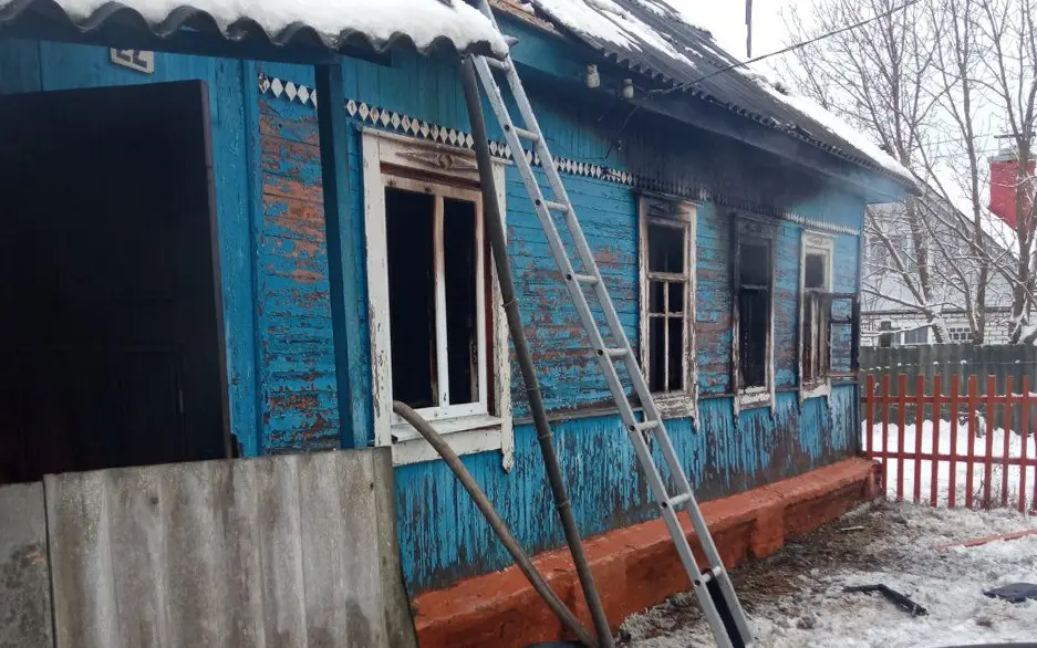 В Белых Берегах Брянска вспыхнул пожар – семья осталась без жилья