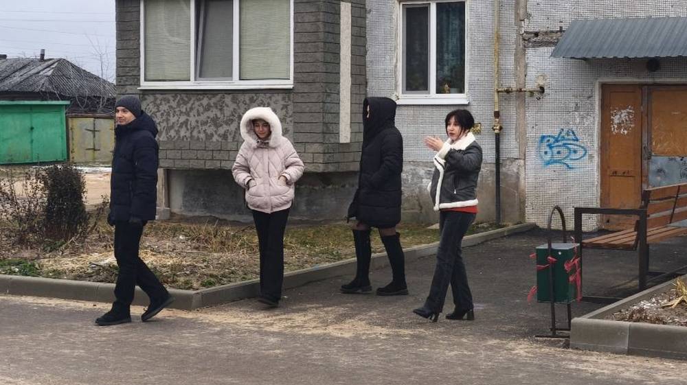 «Партийный десант» проверил качество благоустройства дворов в Мглинском районе