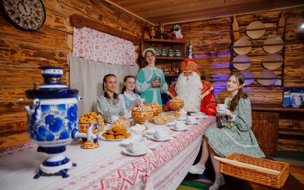 Расскажи, Снегурочка: в России вновь заработала горячая линия Деда Мороза и его помощников