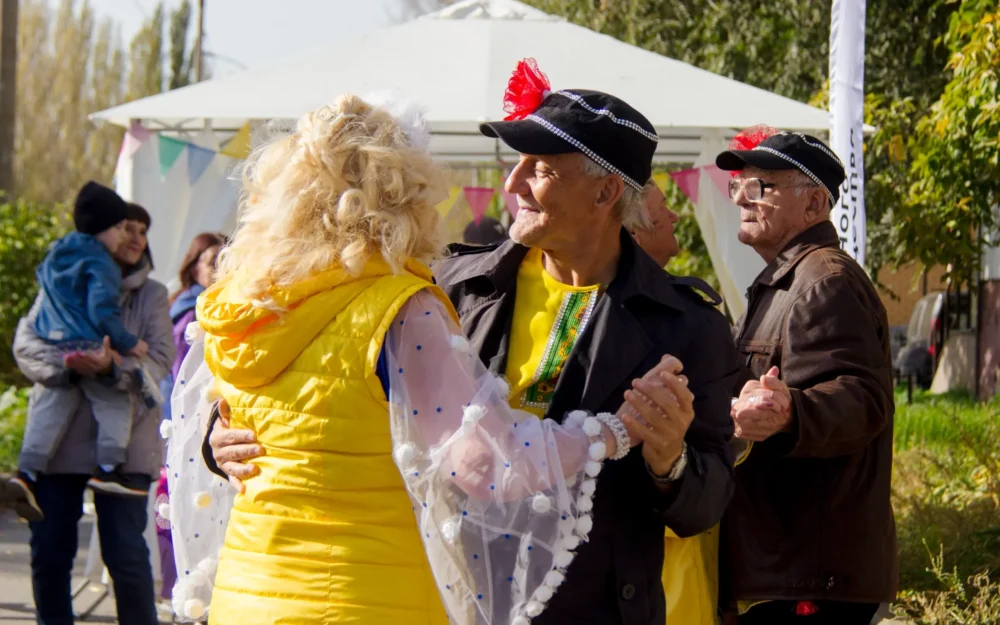 130 поводов для счастья: «Пятёрочка» посвятила осень старшему поколению