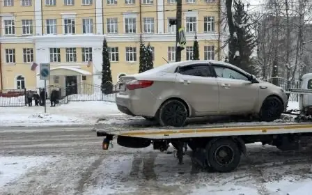 В Брянске эвакуировали автомобиль нарушителя ПДД у школы № 4