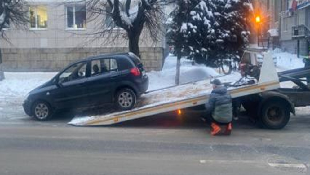 В Брянске с обочин на улице Фокина на штрафстоянку эвакуировали два автомобиля