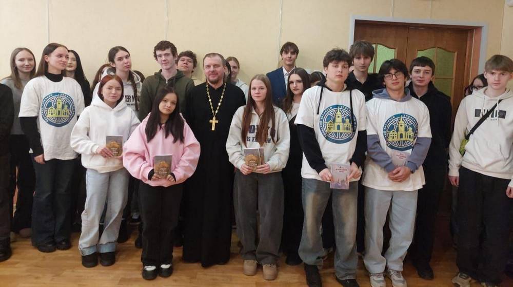 Брянский священник поговорил со студентами о любви и ценности жизни