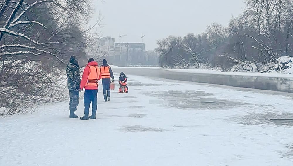 В Брянске поиски провалившихся под лёд детей продолжили водолазы с видеокамерой