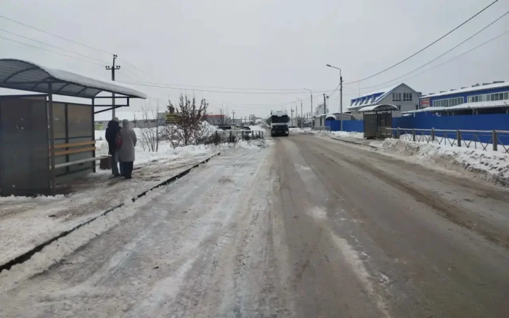 После жалобы в интернете в Брянске очистили остановку возле отдела ГИБДД