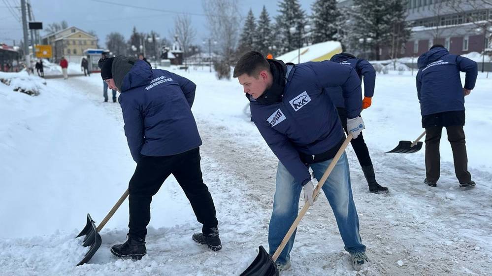 На уборку брянских улиц вышел молодежный снежный десант