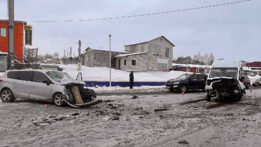 В Брянске на улице Флотской произошло серьёзное ДТП с 3 автомобилями