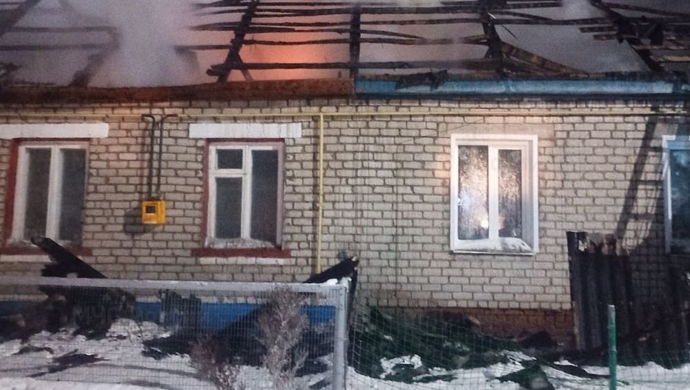 В Дятьковском районе пожарные спасли человека из горевшего дома