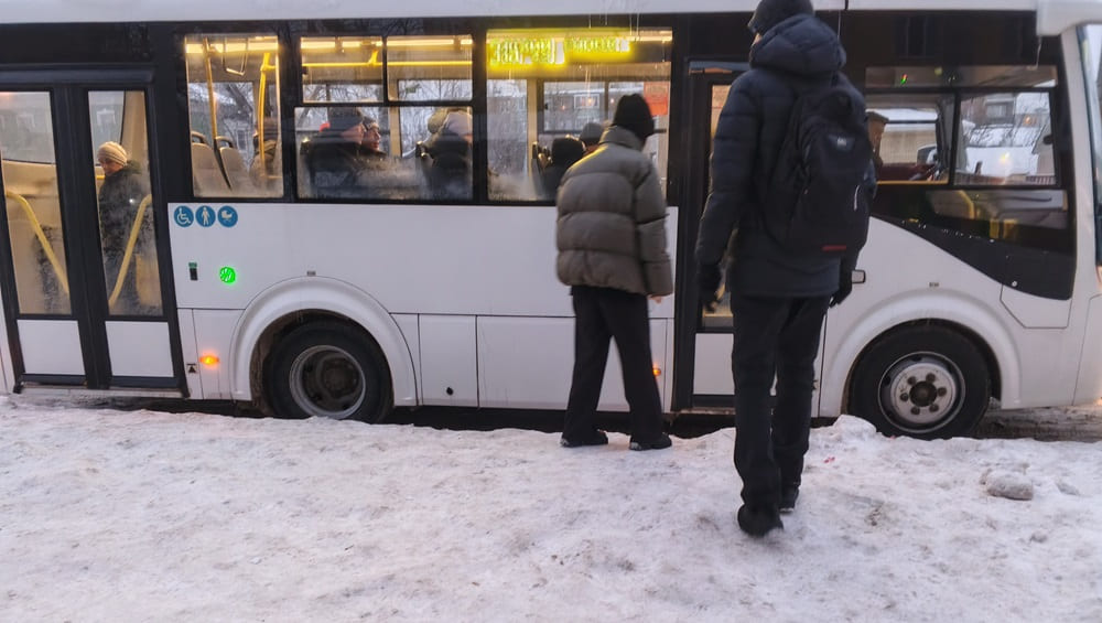 В Брянске пассажирам общественного транспорта пришлось стать акробатами