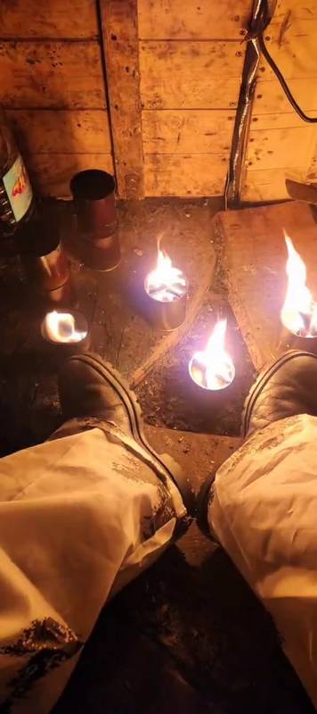 Брянские солдаты греют ноги окопными свечами  надо помочь бойцам