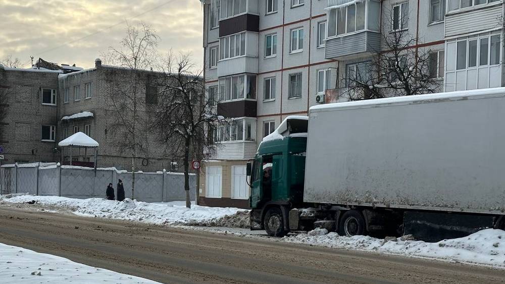 Пыток на заснеженных дорогах Брянска добавили фуры