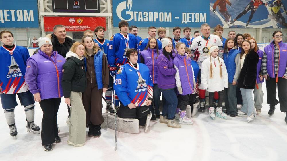 Брянский губернатор Александр Богомаз сыграл в хоккей с молодежью