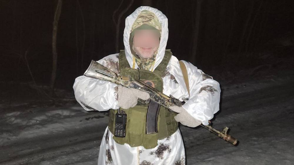 Брянские солдаты греют ноги окопными свечами − надо помочь бойцам