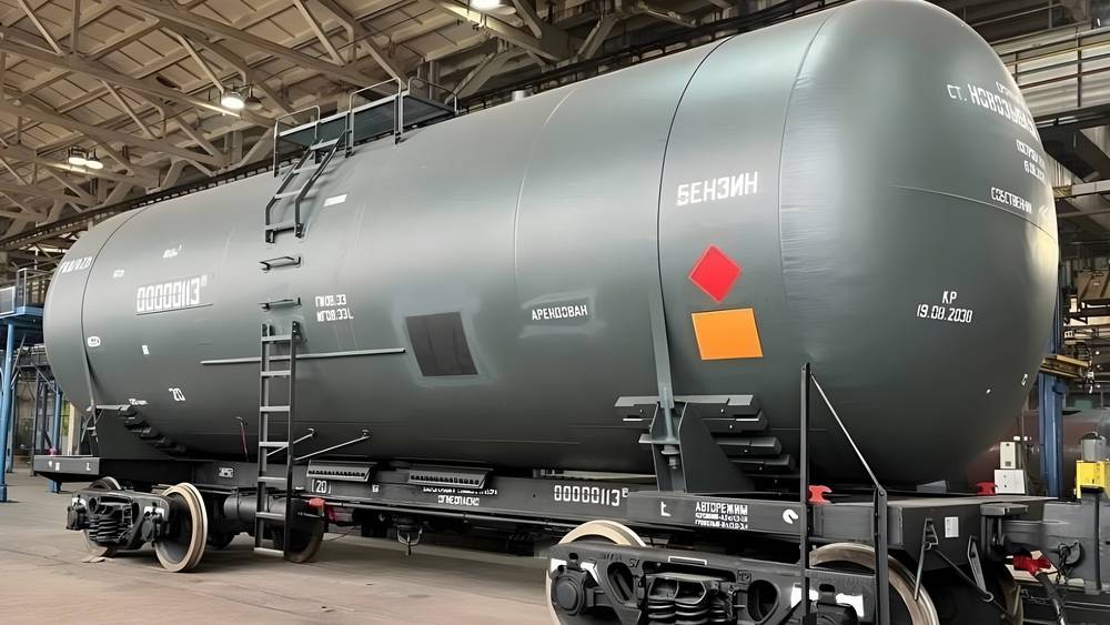 Пока бьют по нефтепроводу, брянский завод сертифицировал цистерну для бензина