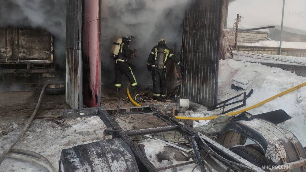 При пожаре в брянском цехе получили ожоги двое мужчин и сгорели 4 автомобиля