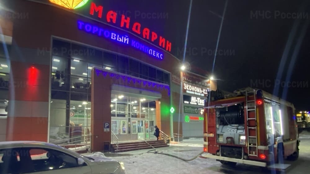 В Брянске потушили горевший ТЦ «Мандарин» на улице Бежицкой