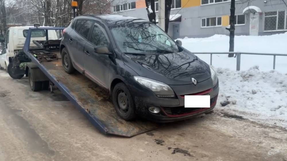 В Брянске за неделю эвакуировали пять автомобилей, припаркованных с нарушением ПДД