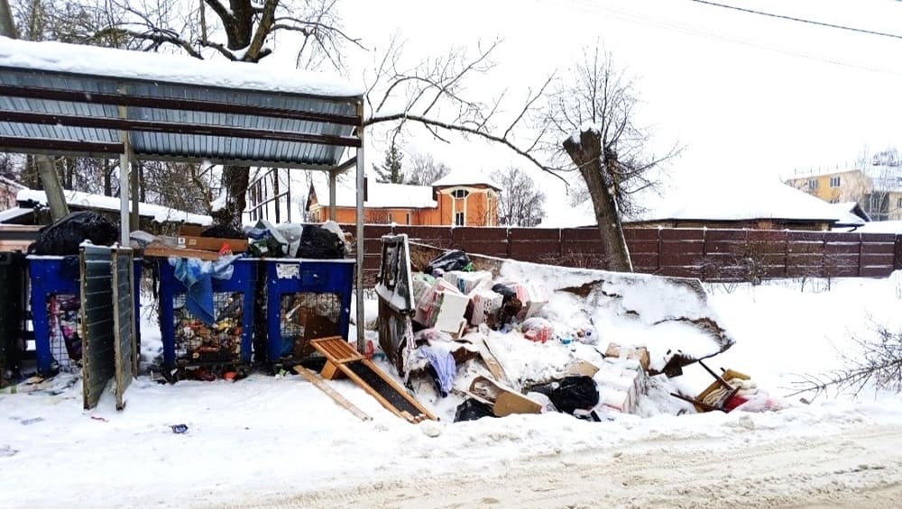 В Бежицком районе Брянска на мусорных площадках стали разваливаться  контейнеры