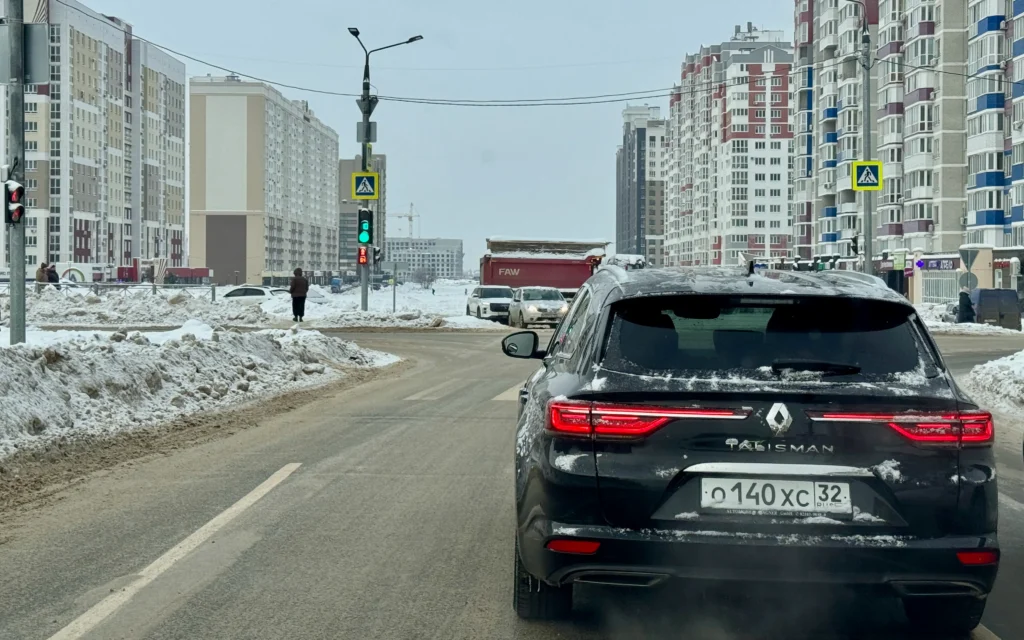 Сугробы лишили брянских водителей выбора и вынудили нарушать ПДД